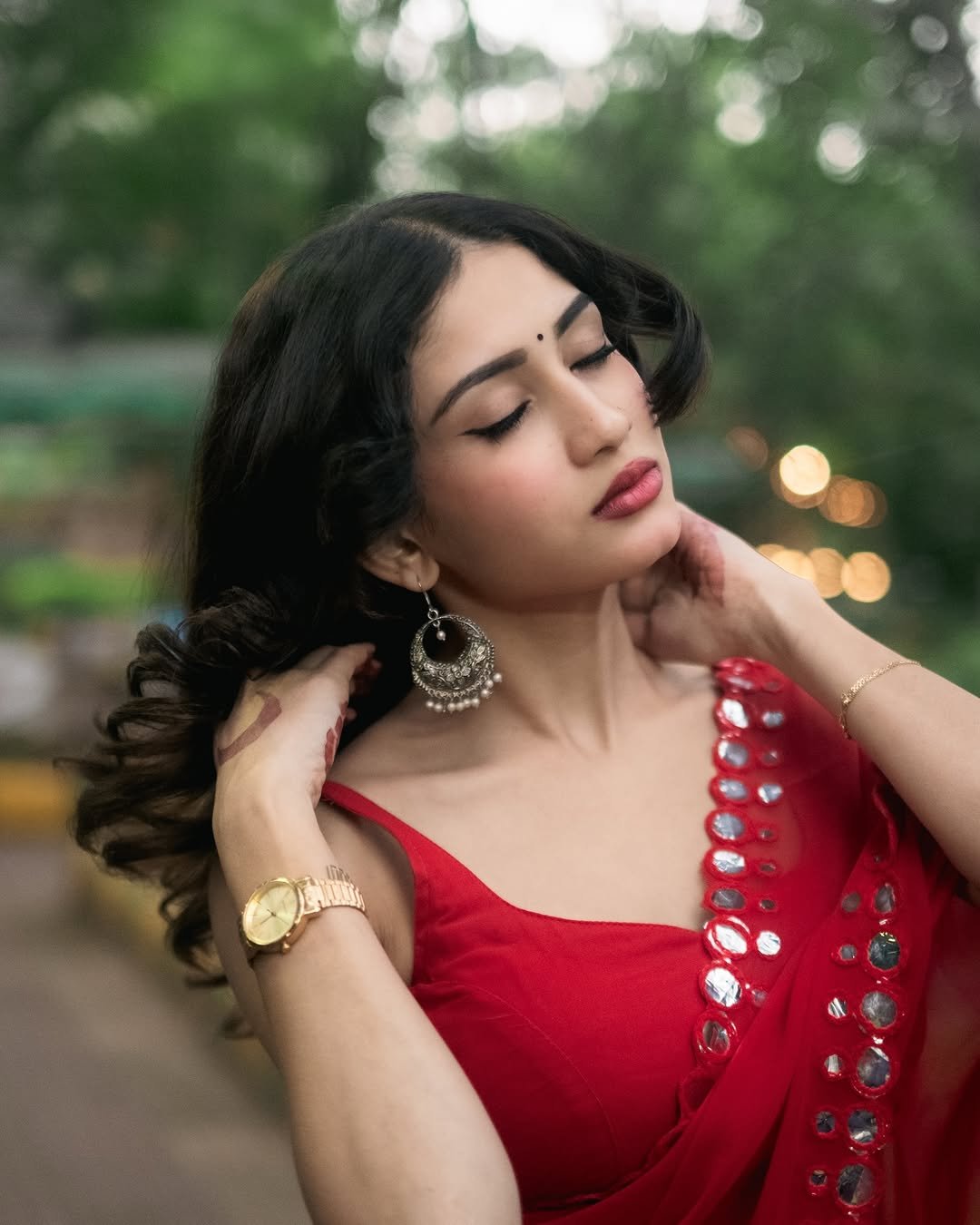 Yashu Turns Heads in Stunning Red Saree – Latest Glam Photoshoot (5)