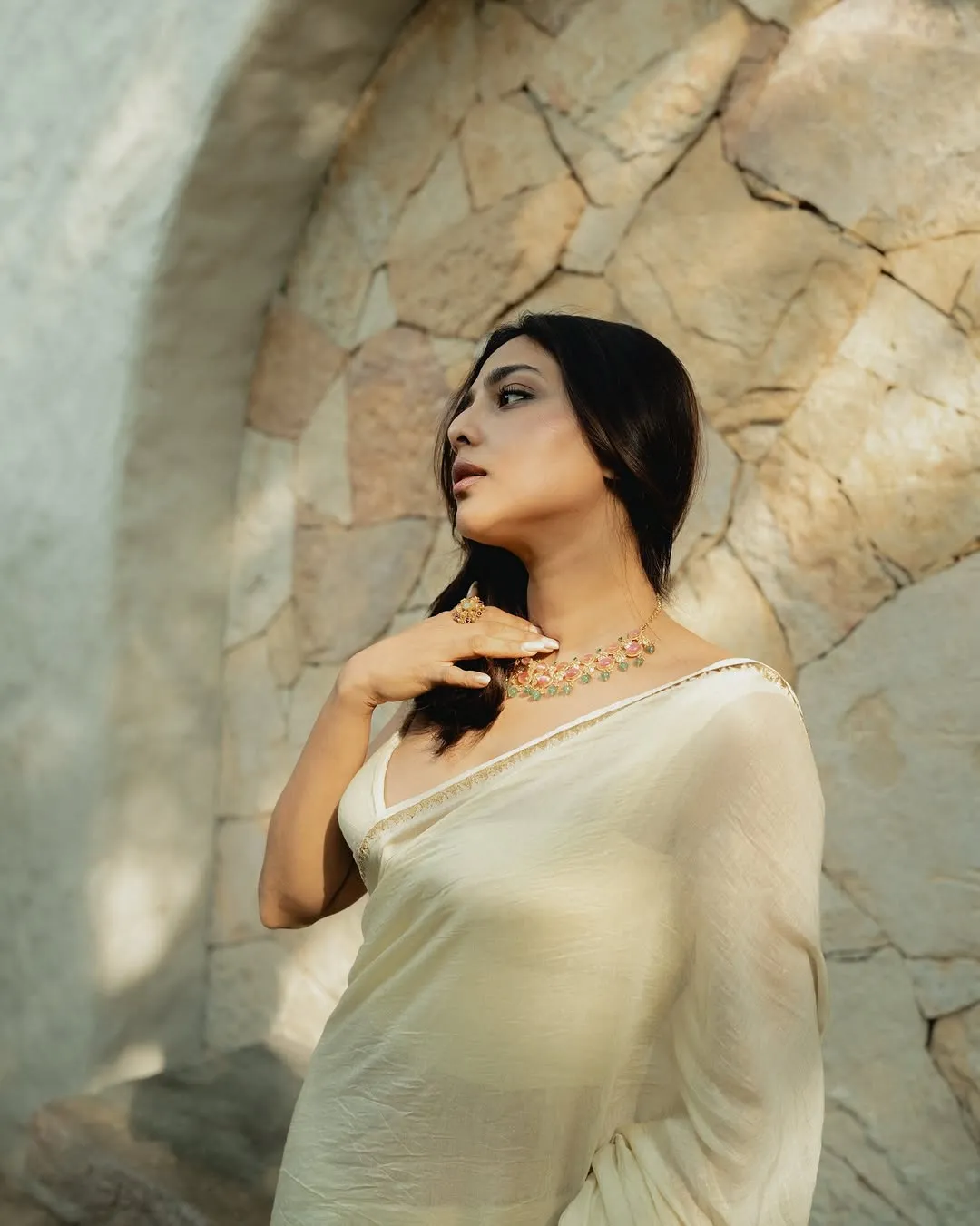 Aishwarya Lekshmi Looks Stunning in Elegant White Saree – Latest Photos (13)