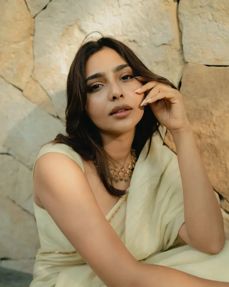 Aishwarya Lekshmi Looks Stunning in Elegant White Saree – Latest Photos (5)