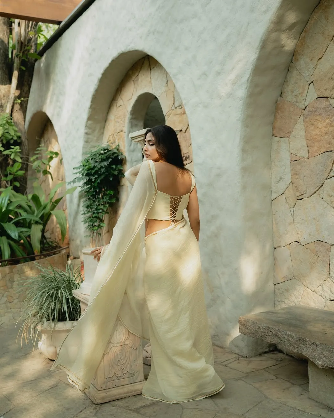 Aishwarya Lekshmi Looks Stunning in Elegant White Saree – Latest Photos (9)
