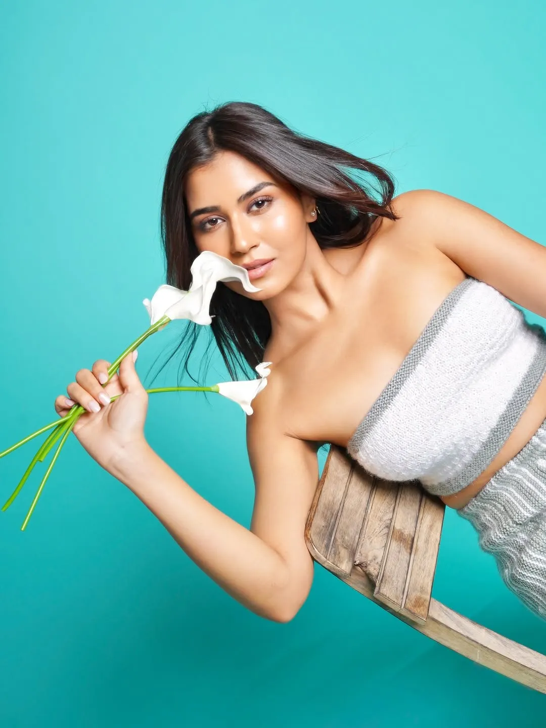 Akanksha Choudhary Looks Stunning in Chic White Outfit – Latest HD Photos (11)