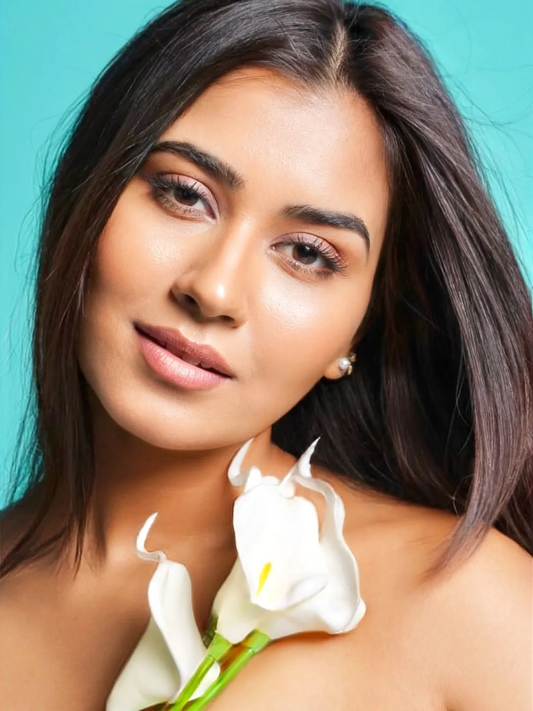 Akanksha Choudhary Looks Stunning in Chic White Outfit – Latest HD Photos (17)
