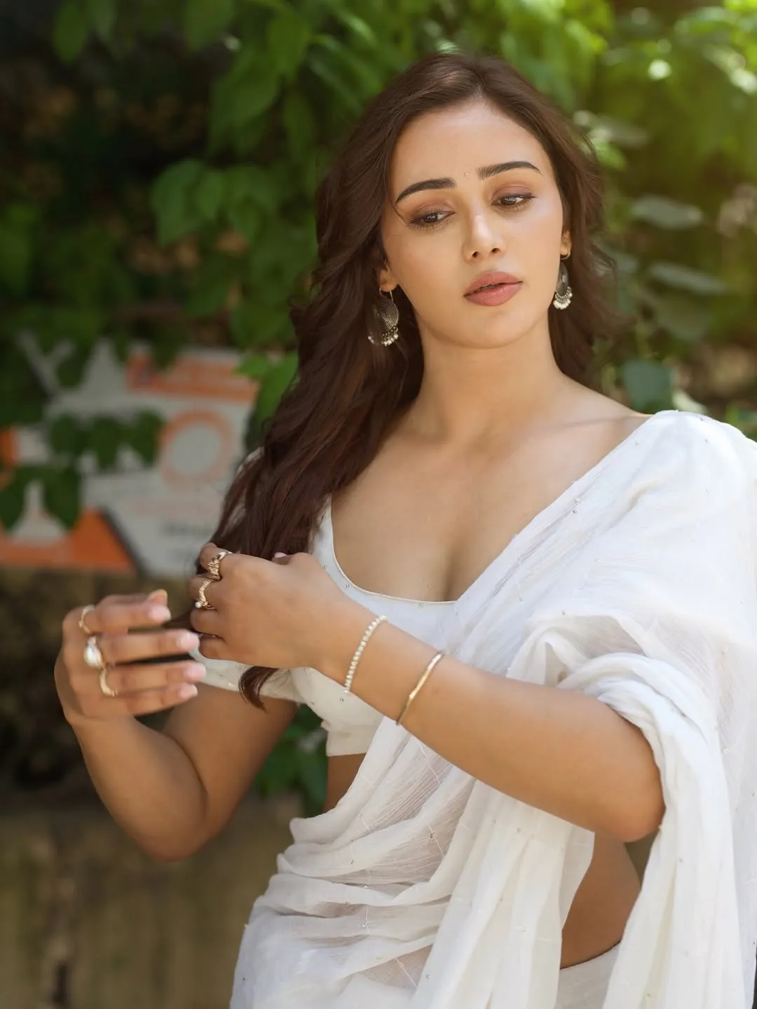 Anaira Gupta Looks Elegant in White Saree – Latest Stunning Photos (11)