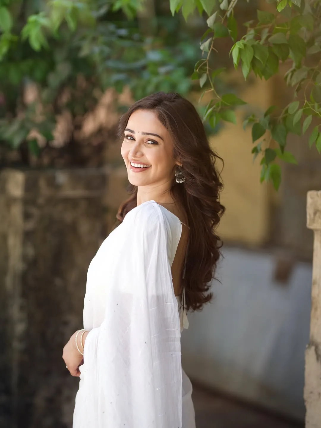 Anaira Gupta Looks Elegant in White Saree – Latest Stunning Photos (12)