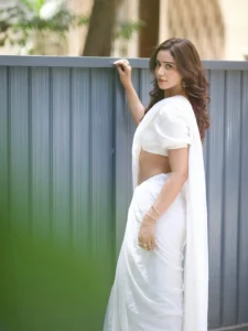 Anaira Gupta Looks Elegant in White Saree – Latest Stunning Photos (13)