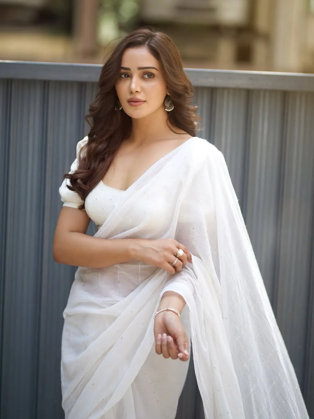 Anaira Gupta Looks Elegant in White Saree – Latest Stunning Photos (14)