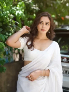 Anaira Gupta Looks Elegant in White Saree – Latest Stunning Photos (3)