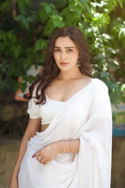 Anaira Gupta Looks Elegant in White Saree – Latest Stunning Photos (5)