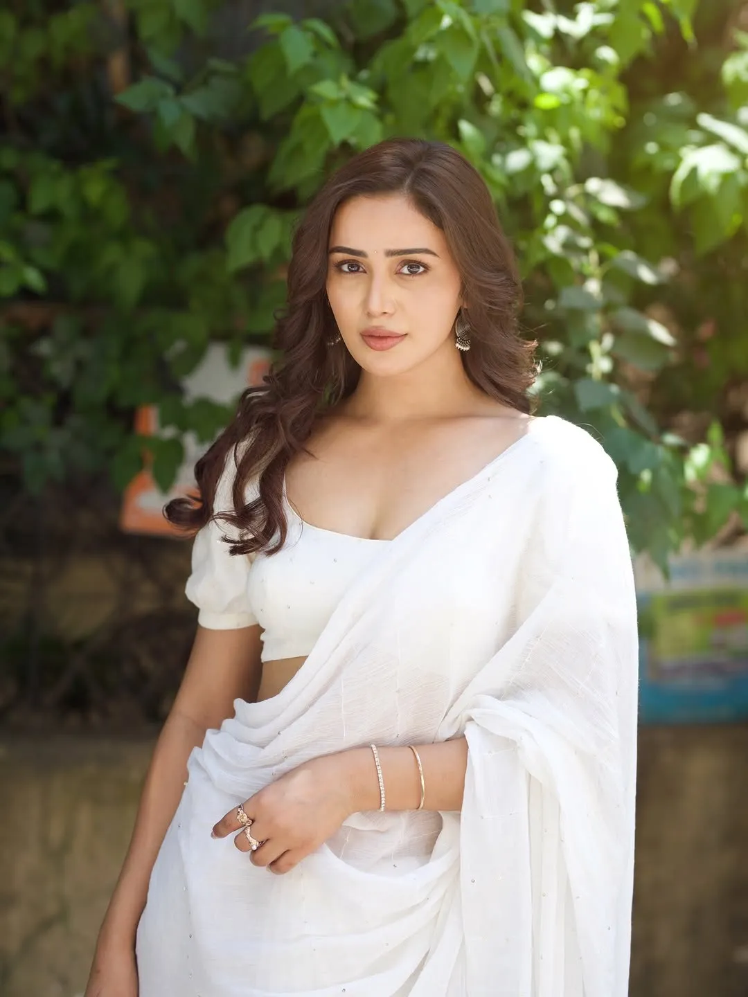 Anaira Gupta Looks Elegant in White Saree – Latest Stunning Photos (5)