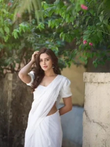 Anaira Gupta Looks Elegant in White Saree – Latest Stunning Photos (8)