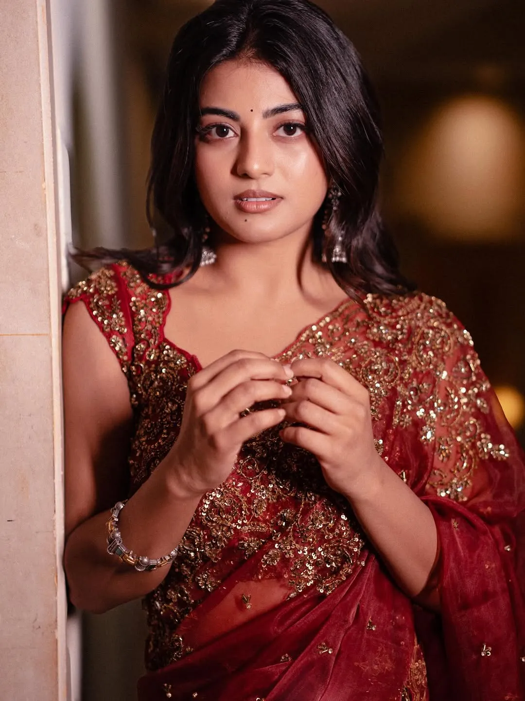Anandhi Looks Stunning in Maroon Designer Saree – Latest Photos (10)