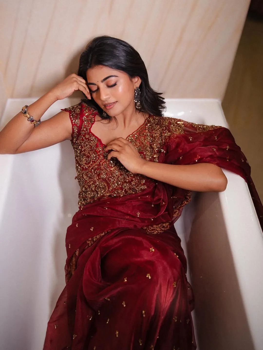 Anandhi Looks Stunning in Maroon Designer Saree – Latest Photos (2)