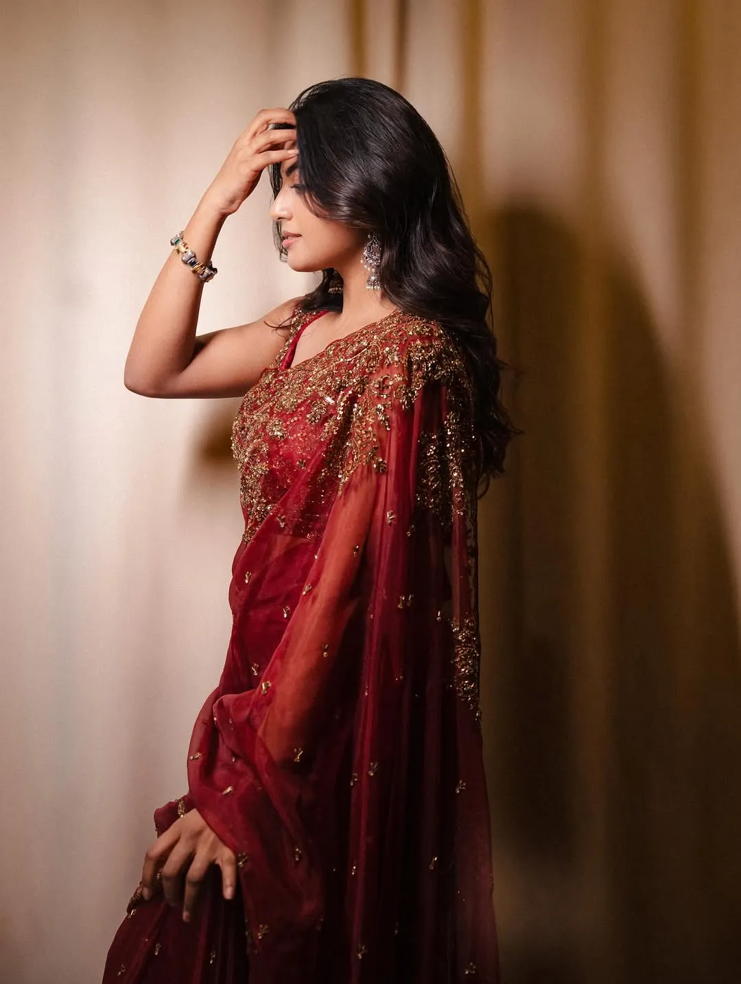 Anandhi Looks Stunning in Maroon Designer Saree – Latest Photos (3)