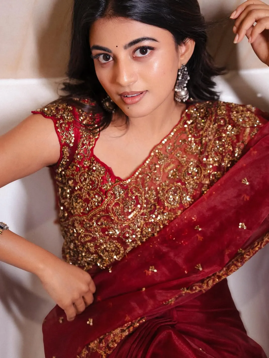 Anandhi Looks Stunning in Maroon Designer Saree – Latest Photos (5)