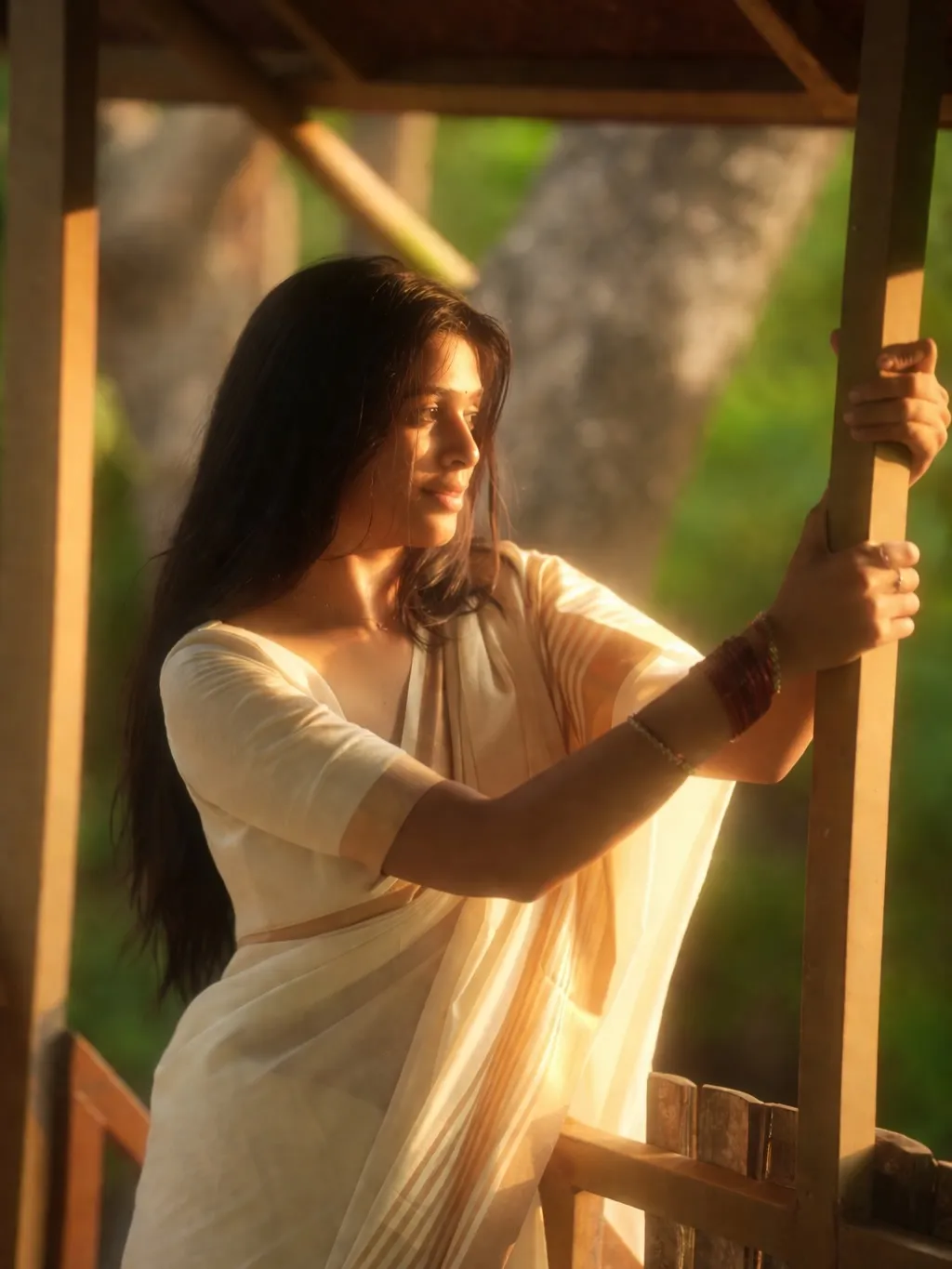 Ananthika Sanilkumar Radiates Grace in Elegant White Saree Photos (1)