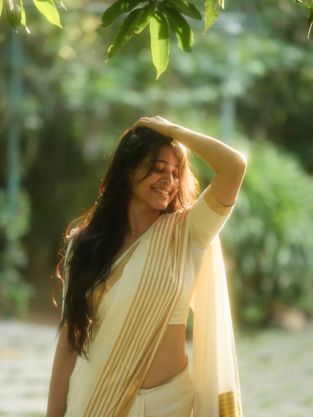 Ananthika Sanilkumar Radiates Grace in Elegant White Saree Photos (10)