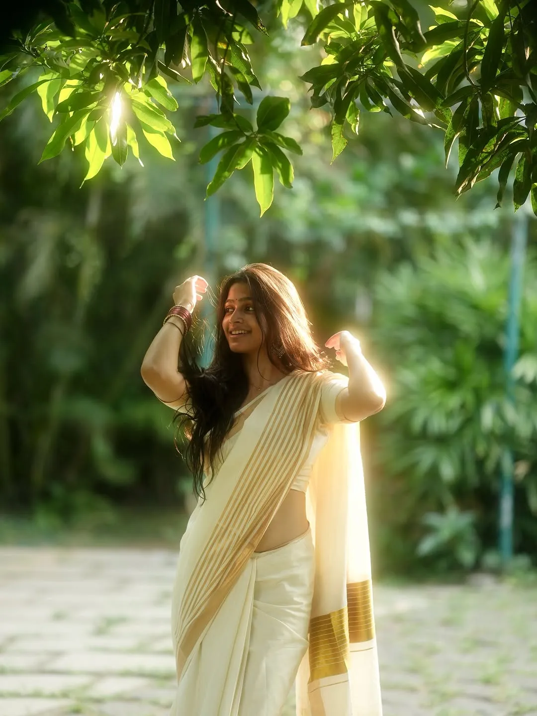 Ananthika Sanilkumar Radiates Grace in Elegant White Saree Photos (11)