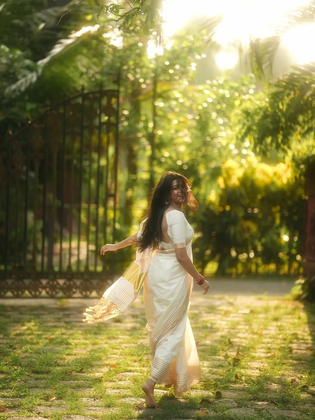 Ananthika Sanilkumar Radiates Grace in Elegant White Saree Photos (12)