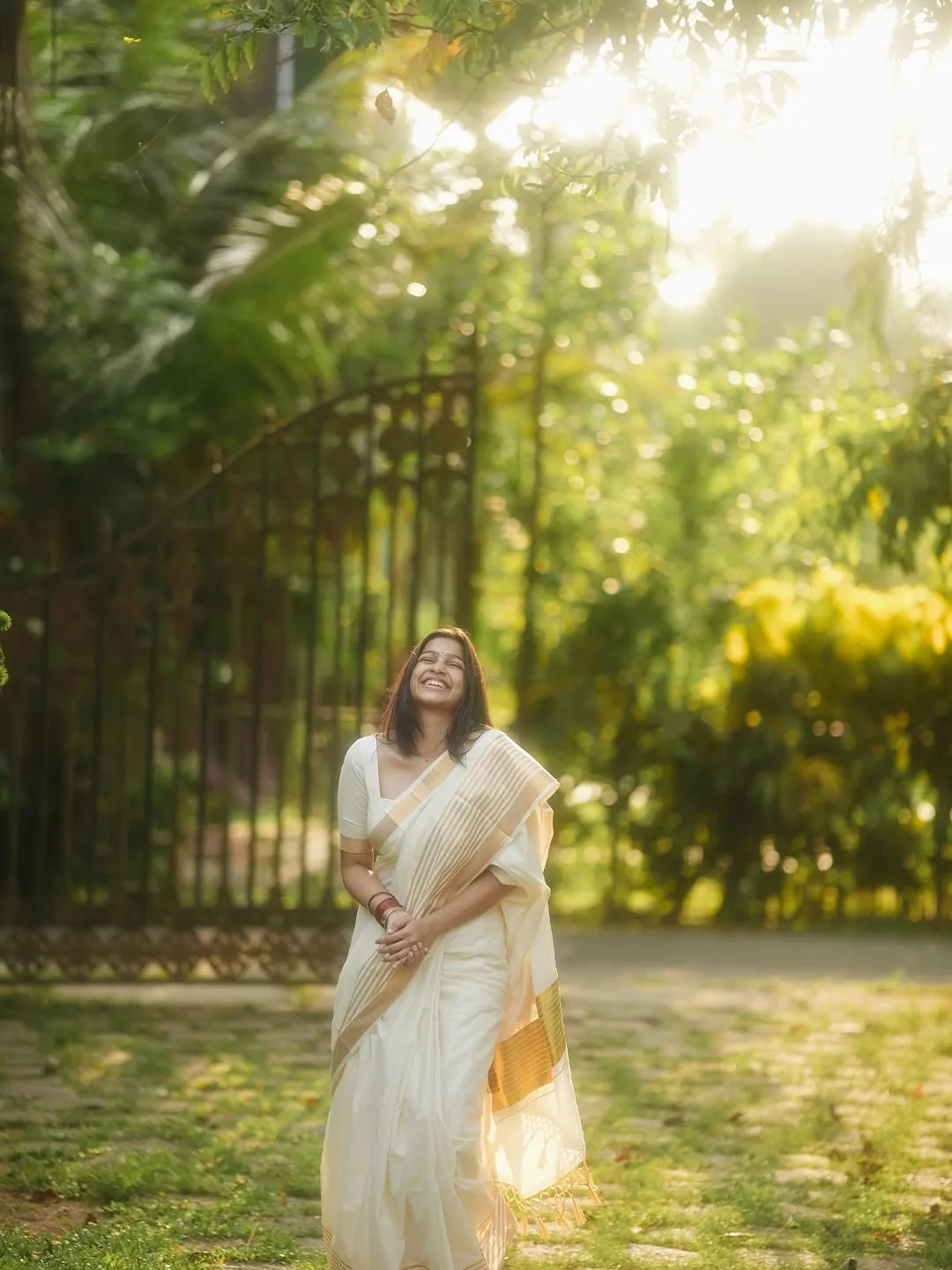 Ananthika Sanilkumar Radiates Grace in Elegant White Saree Photos (2)