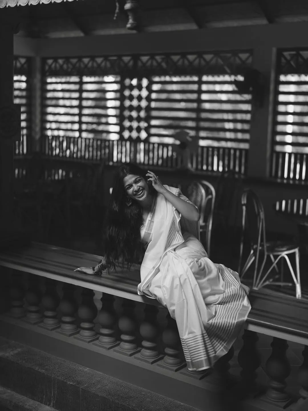 Ananthika Sanilkumar Radiates Grace in Elegant White Saree Photos (3)