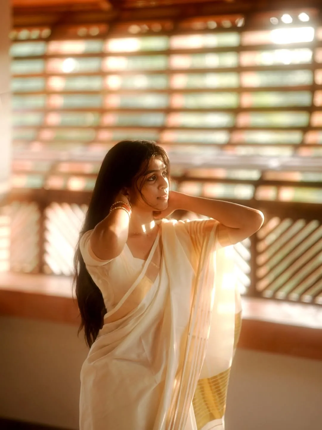 Ananthika Sanilkumar Radiates Grace in Elegant White Saree Photos (4)