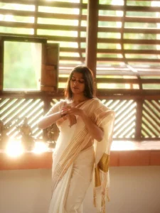 Ananthika Sanilkumar Radiates Grace in Elegant White Saree Photos (6)