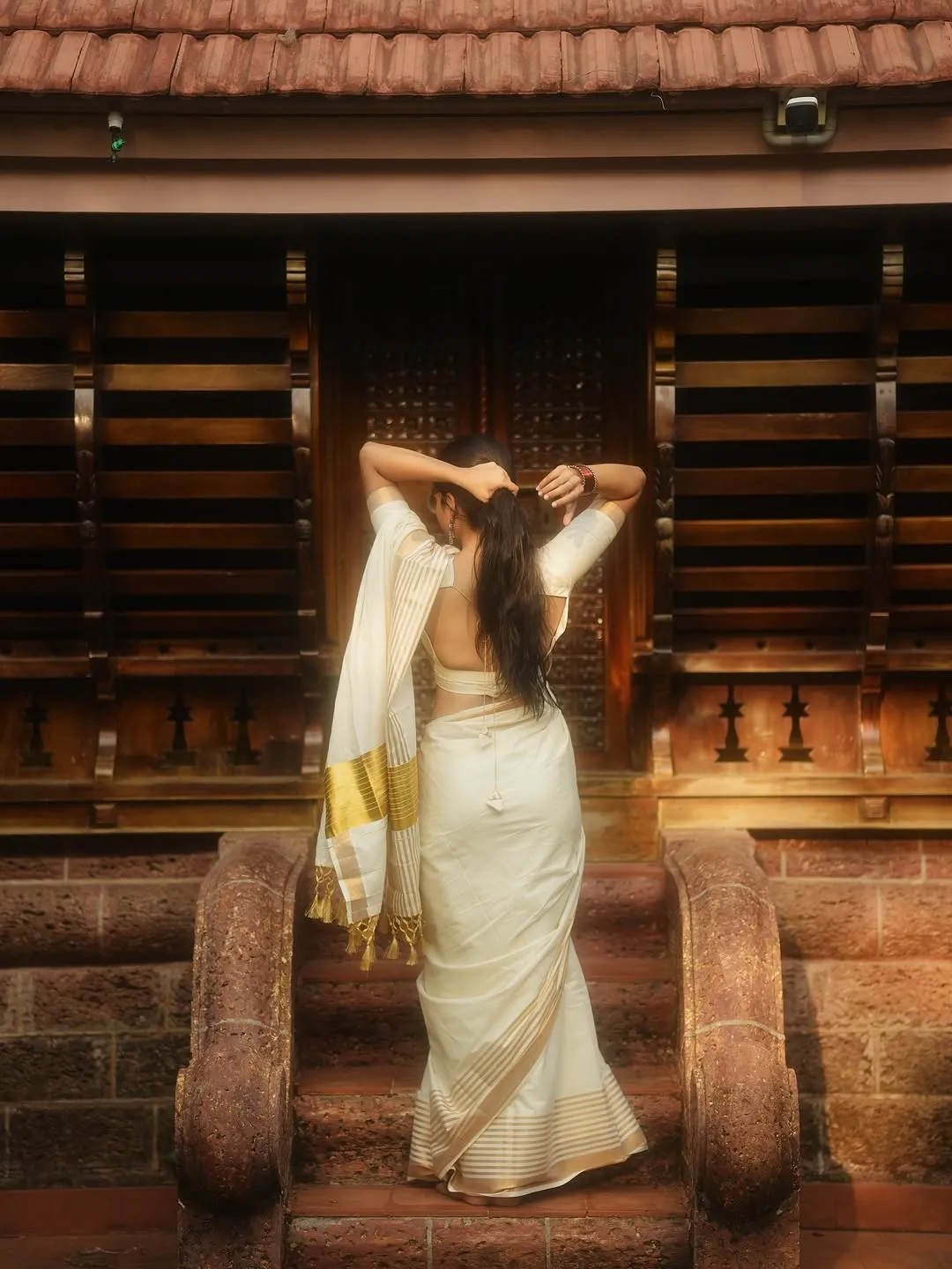 Ananthika Sanilkumar Radiates Grace in Elegant White Saree Photos (7)