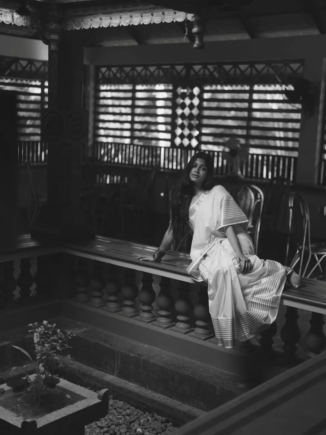 Ananthika Sanilkumar Radiates Grace in Elegant White Saree Photos (8)