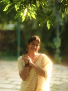 Ananthika Sanilkumar Radiates Grace in Elegant White Saree Photos (9)