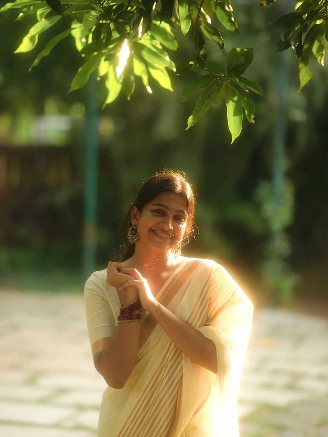 Ananthika Sanilkumar Radiates Grace in Elegant White Saree Photos (9)