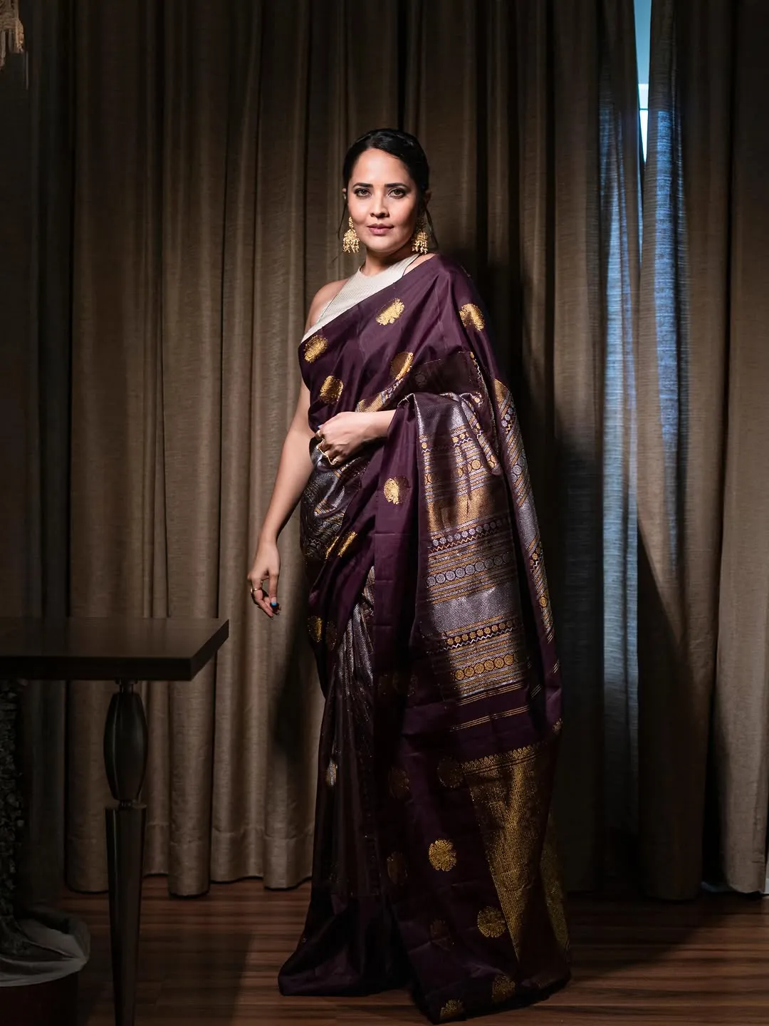 Anasuya Bharadwaj Stuns in Elegant Maroon Silk Saree – Latest HD Photos (12)