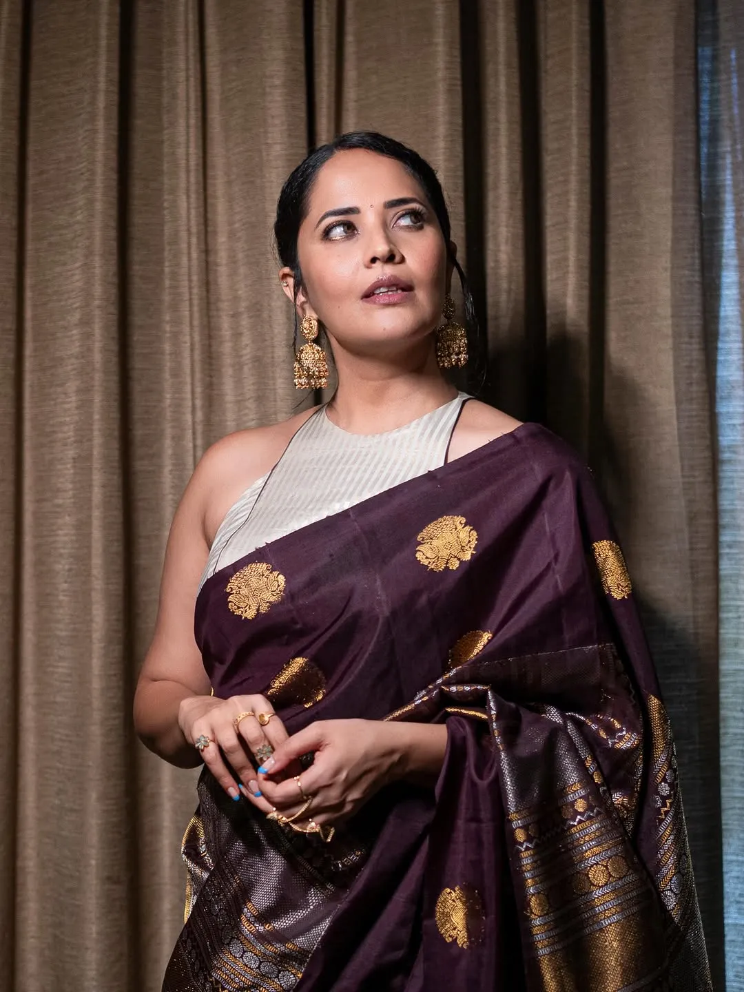 Anasuya Bharadwaj Stuns in Elegant Maroon Silk Saree – Latest HD Photos (13)