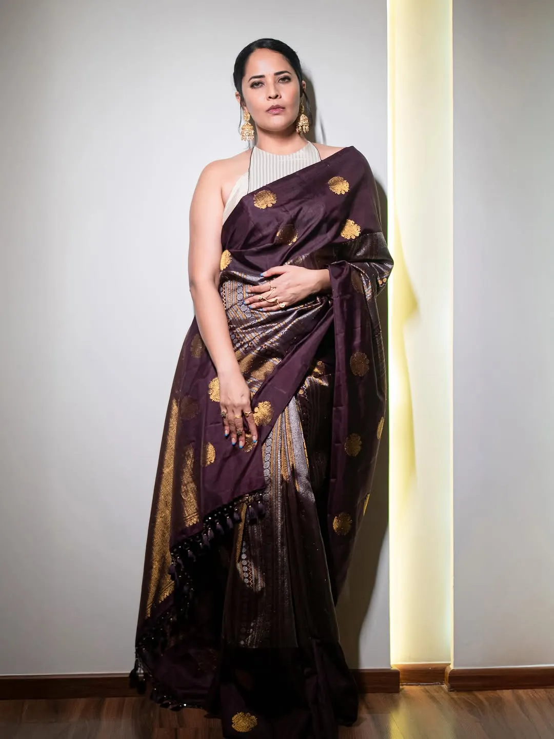 Anasuya Bharadwaj Stuns in Elegant Maroon Silk Saree – Latest HD Photos (18)