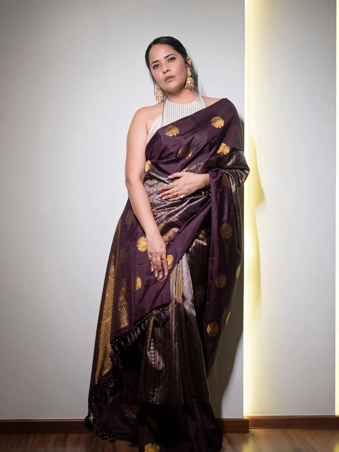 Anasuya Bharadwaj Stuns in Elegant Maroon Silk Saree – Latest HD Photos (20)
