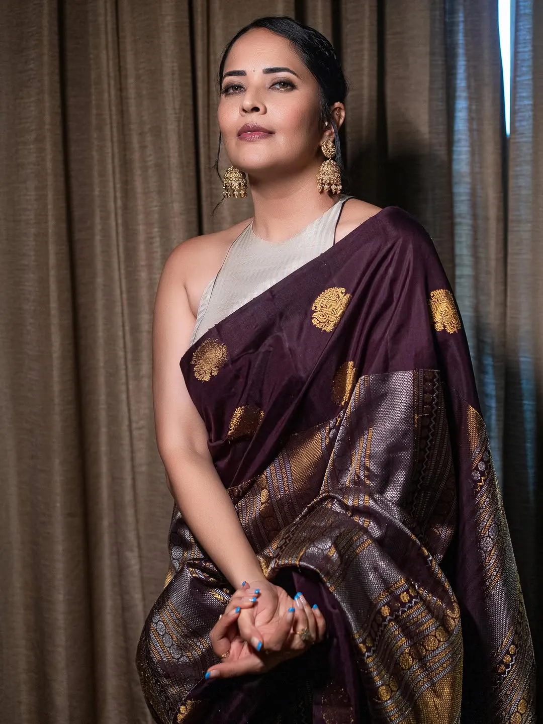 Anasuya Bharadwaj Stuns in Elegant Maroon Silk Saree – Latest HD Photos (3)