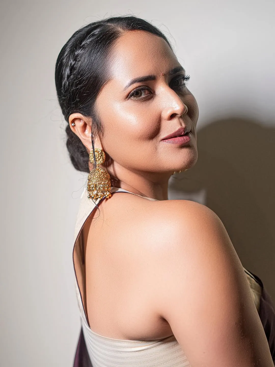 Anasuya Bharadwaj Stuns in Elegant Maroon Silk Saree – Latest HD Photos (4)