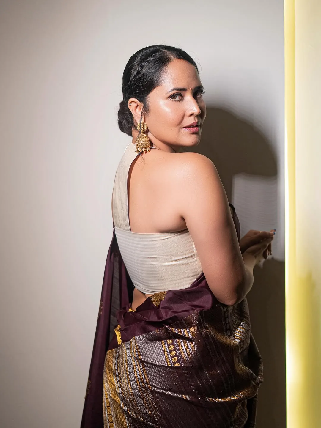 Anasuya Bharadwaj Stuns in Elegant Maroon Silk Saree – Latest HD Photos (6)