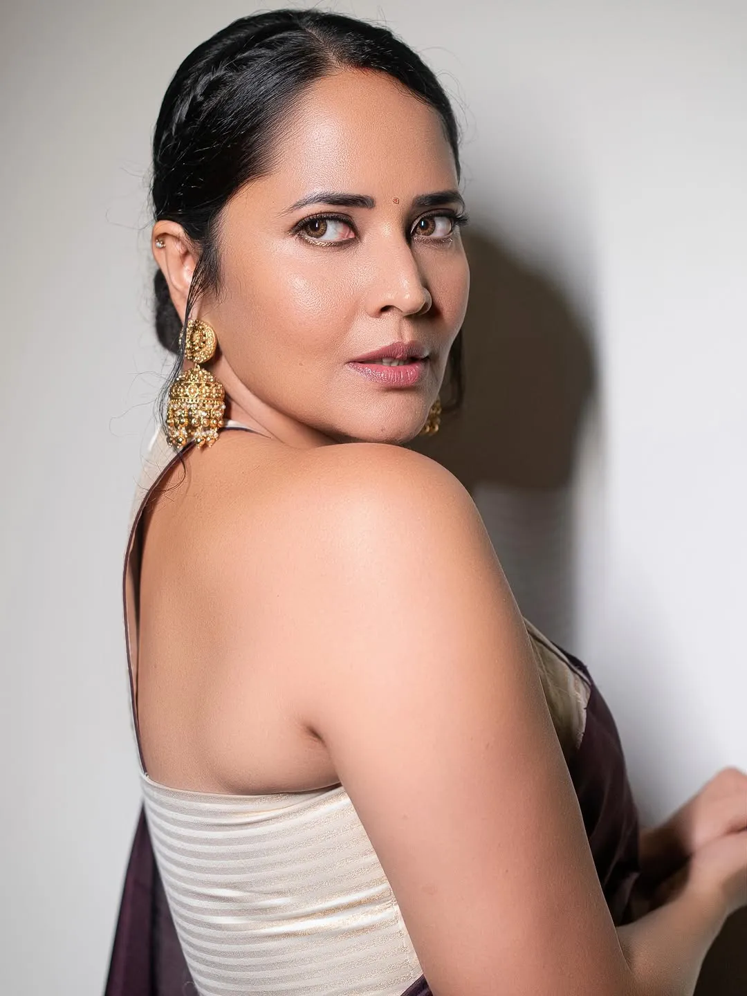 Anasuya Bharadwaj Stuns in Elegant Maroon Silk Saree – Latest HD Photos (7)