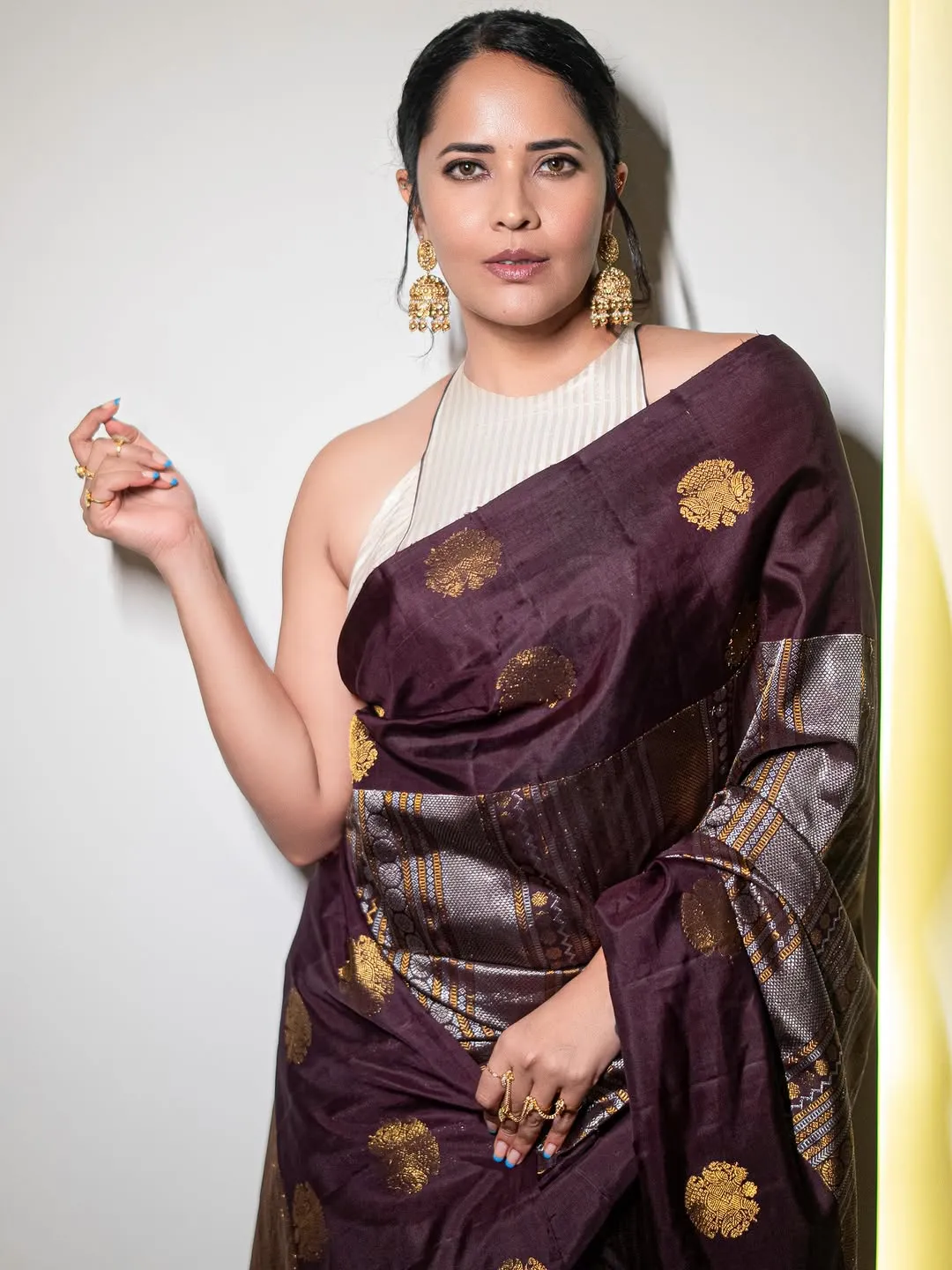 Anasuya Bharadwaj Stuns in Elegant Maroon Silk Saree – Latest HD Photos (8)