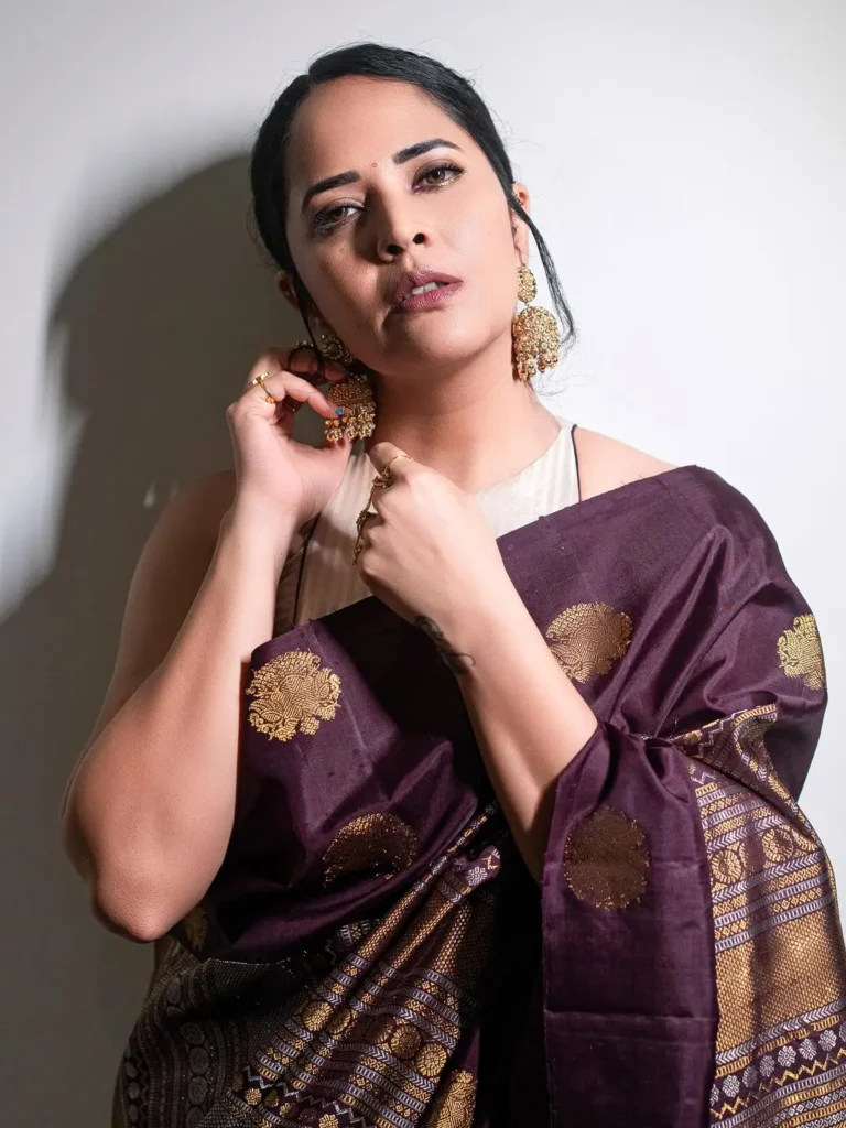 Anasuya Bharadwaj Stuns in Elegant Maroon Silk Saree – Latest HD Photos (9)