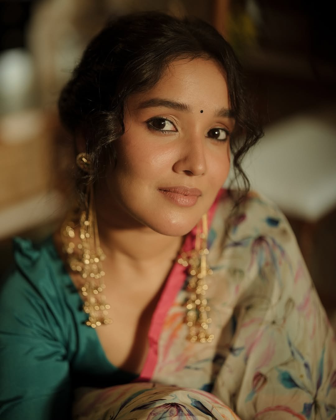Anikha Surendran Looks Graceful in Floral Saree and Teal Blouse Photos (16)