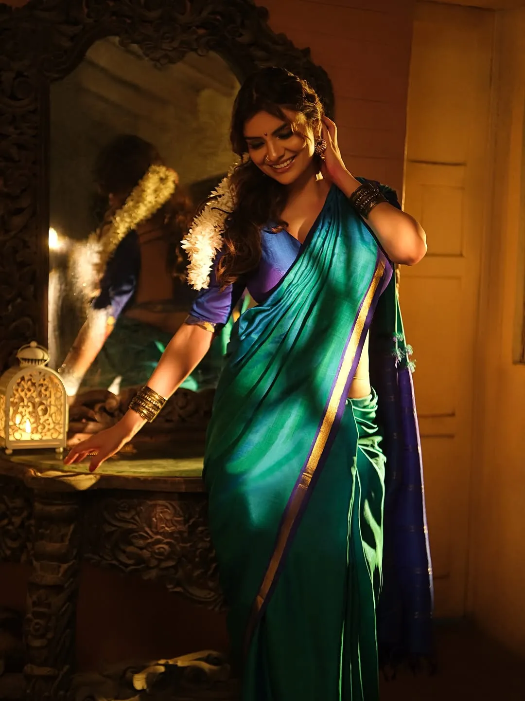 Anveshi Jain Mesmerizes in Elegant Blue Saree – Latest HD Photos (4)