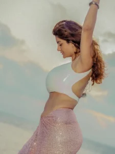 Anveshi Jain Turns Heads in Glamorous White Crop Top and Shimmer Skirt Photos (10)