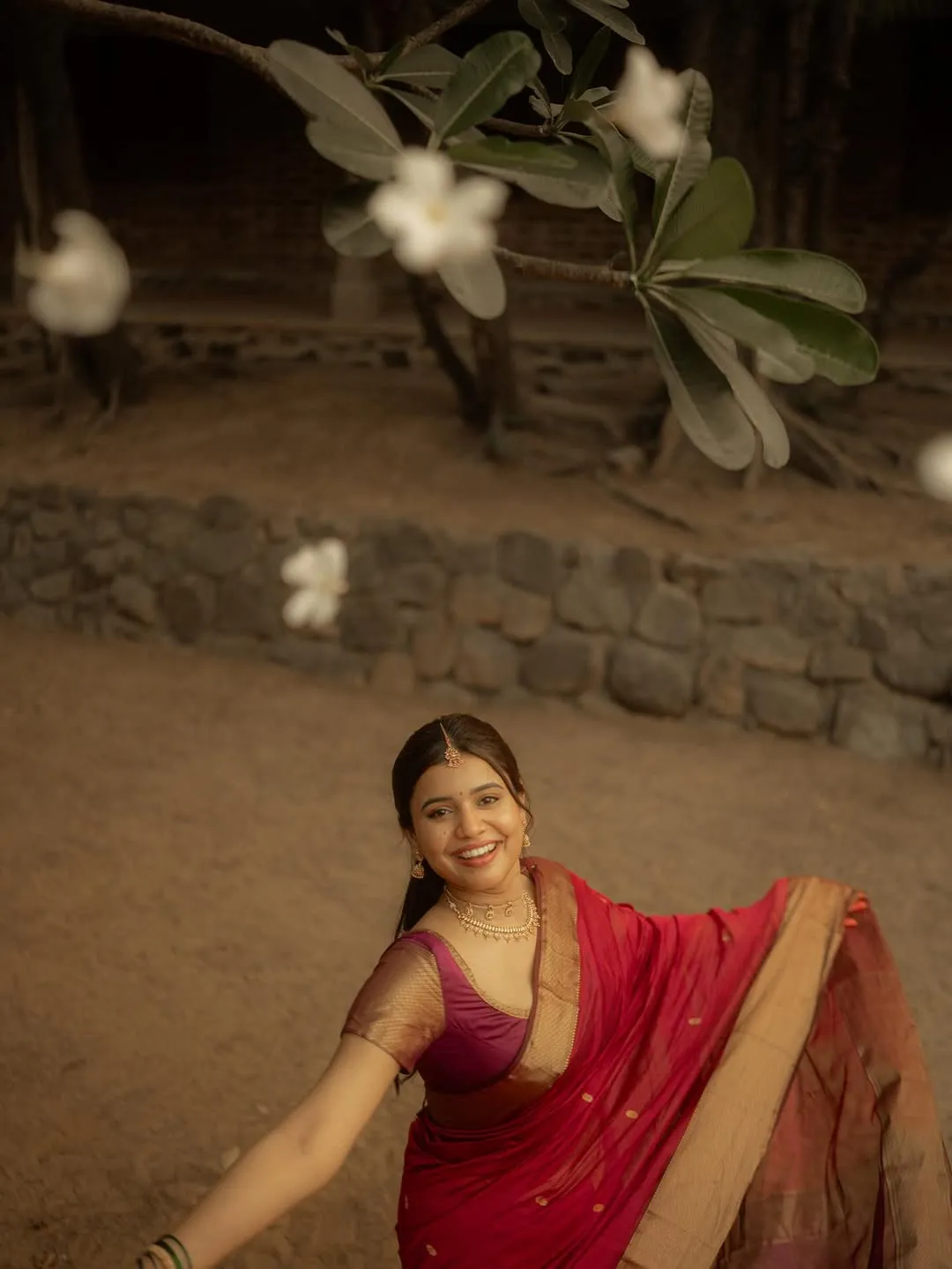Arul Jyothi Looks Graceful in Traditional Red Silk Saree Photos (11)