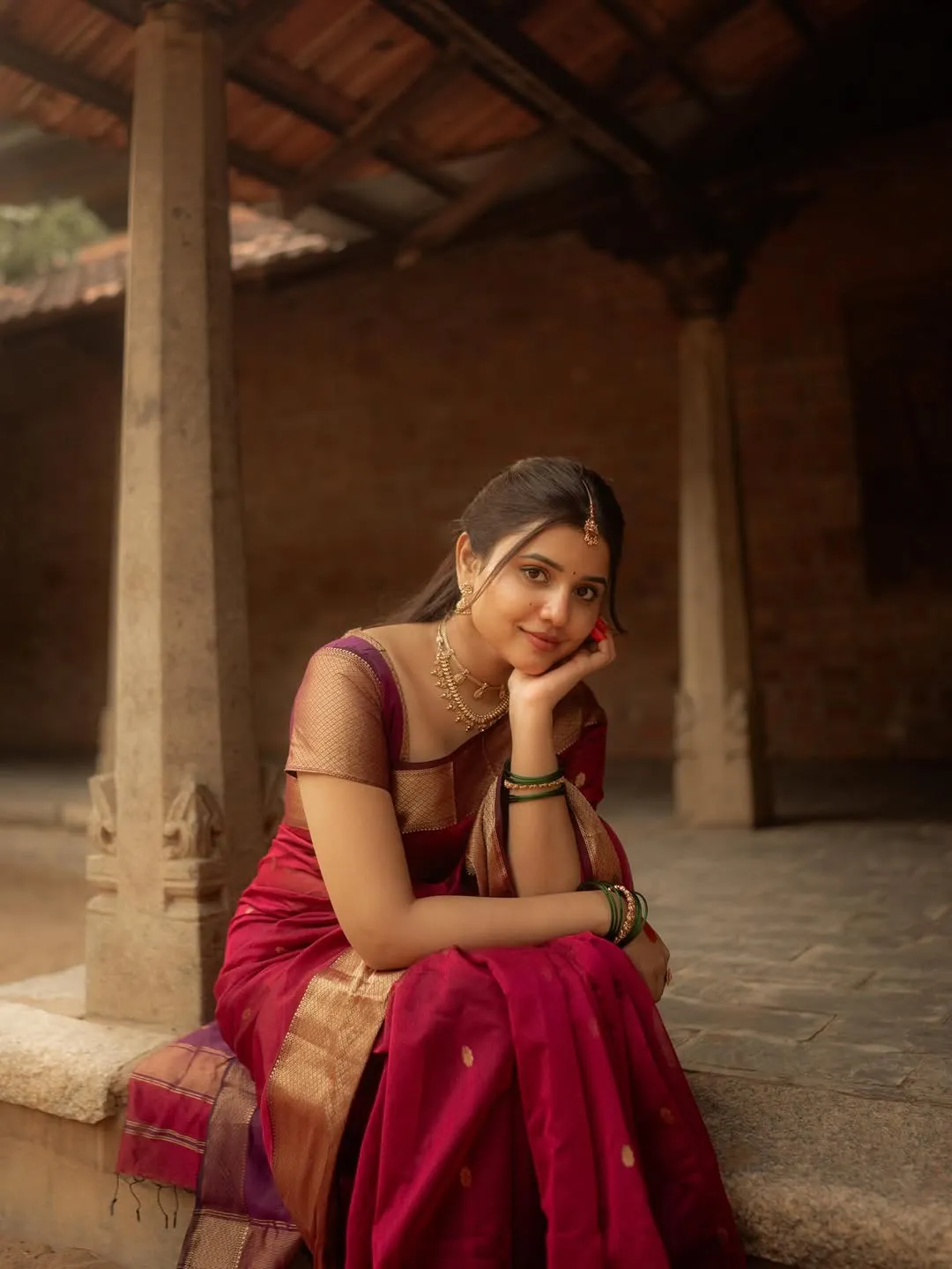 Arul Jyothi Looks Graceful in Traditional Red Silk Saree Photos (16)