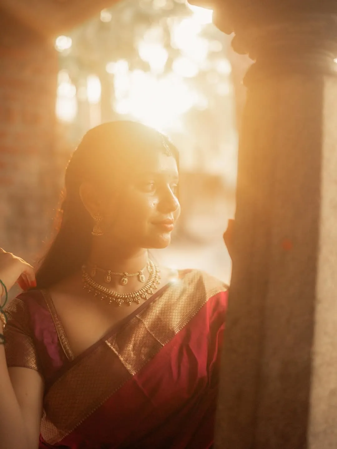 Arul Jyothi Looks Graceful in Traditional Red Silk Saree Photos (17)