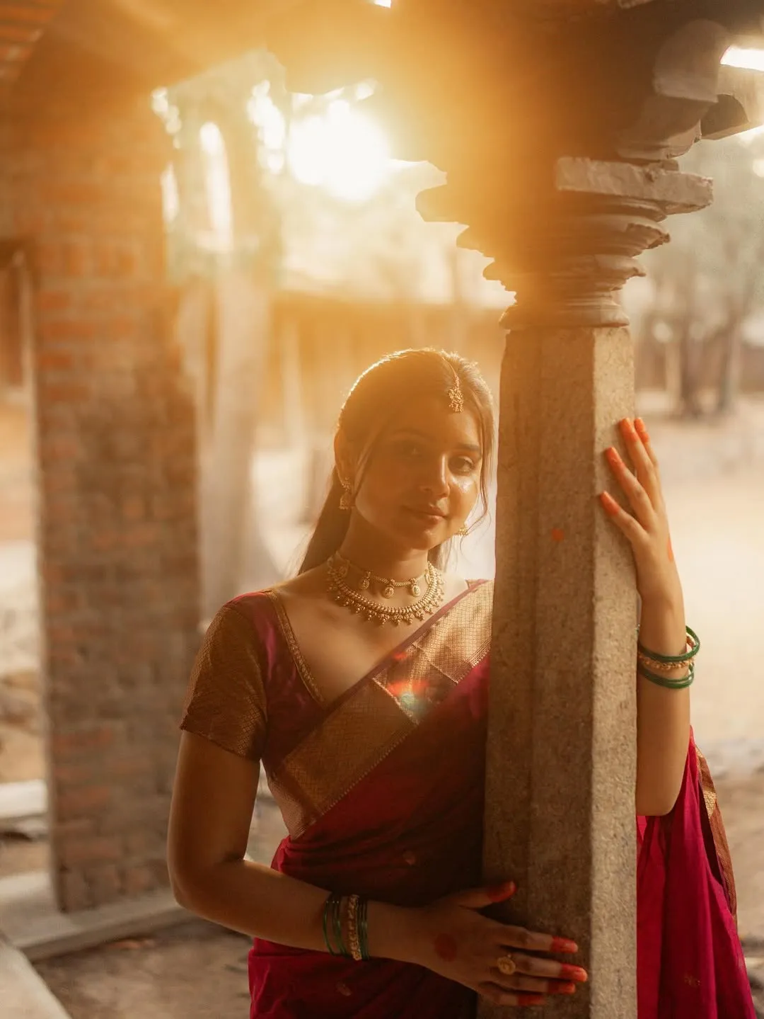 Arul Jyothi Looks Graceful in Traditional Red Silk Saree Photos (18)