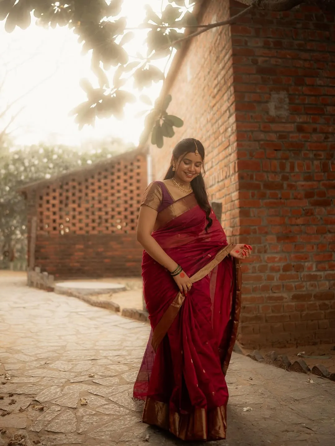 Arul Jyothi Looks Graceful in Traditional Red Silk Saree Photos (19)