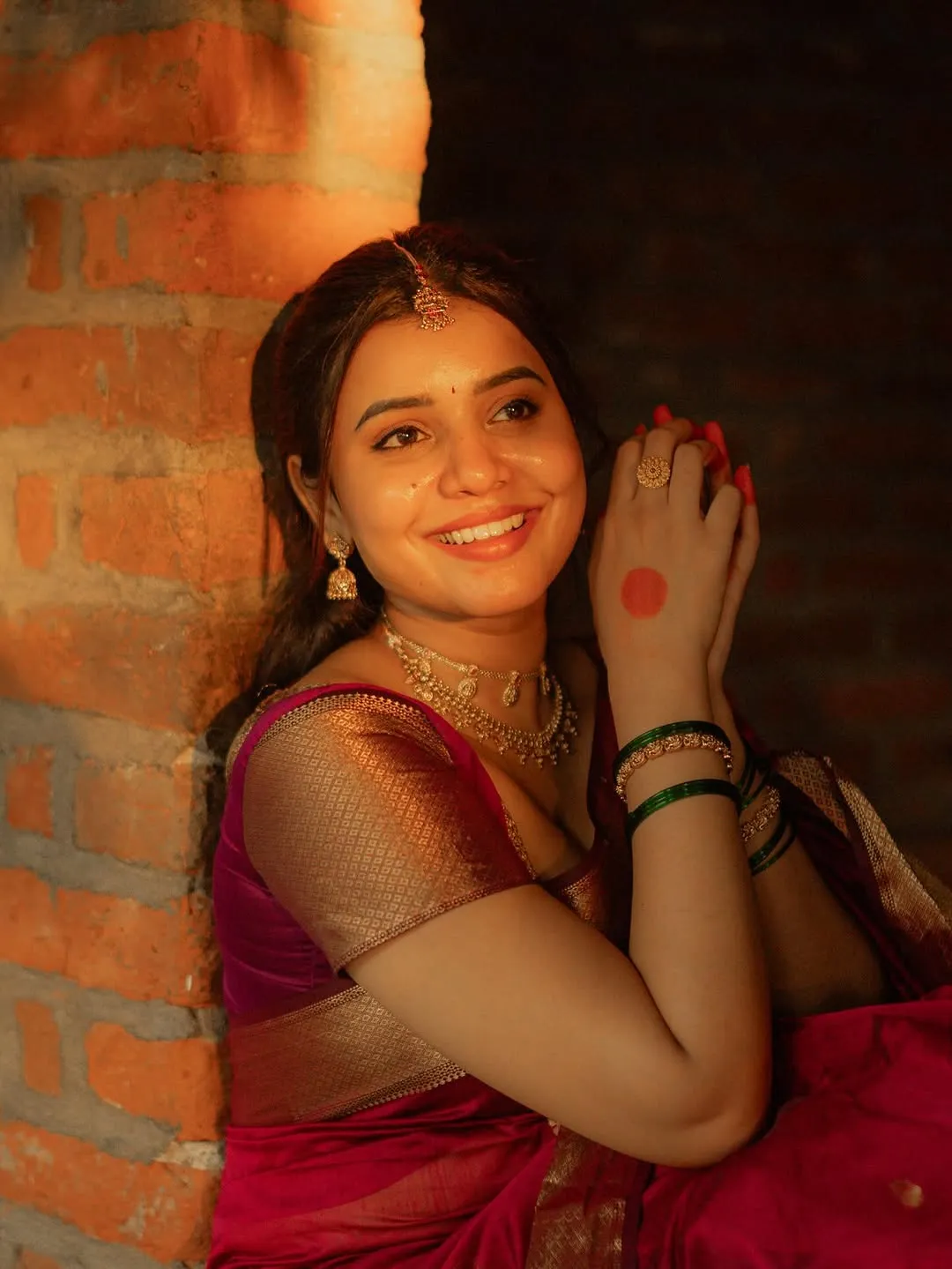 Arul Jyothi Looks Graceful in Traditional Red Silk Saree Photos (4)