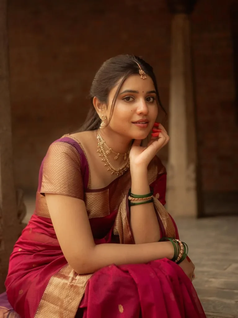 Arul Jyothi Looks Graceful in Traditional Red Silk Saree Photos (7)